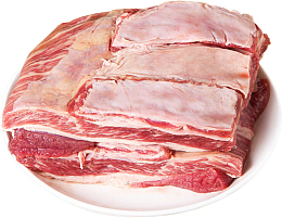 一整块新鲜的牛腩