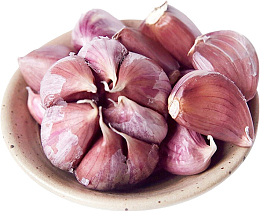 一盘紫皮大蒜头