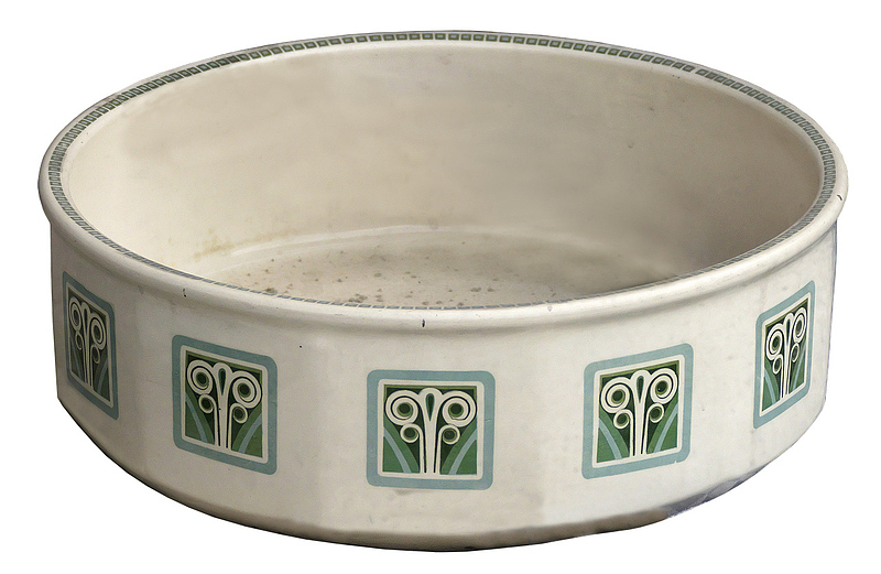 一个绿色的陶瓷碗