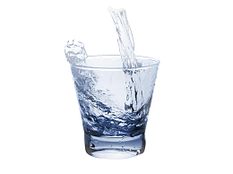 在倒水的透明水杯