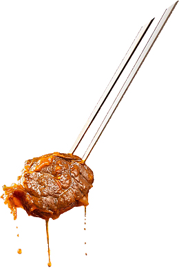 用筷子夹牛肉火锅