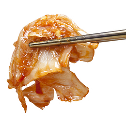 筷子夹辣白菜