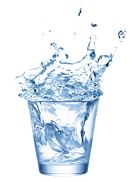 水杯溅起水花