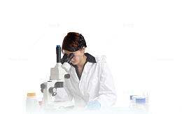 观察显微镜的女科学家