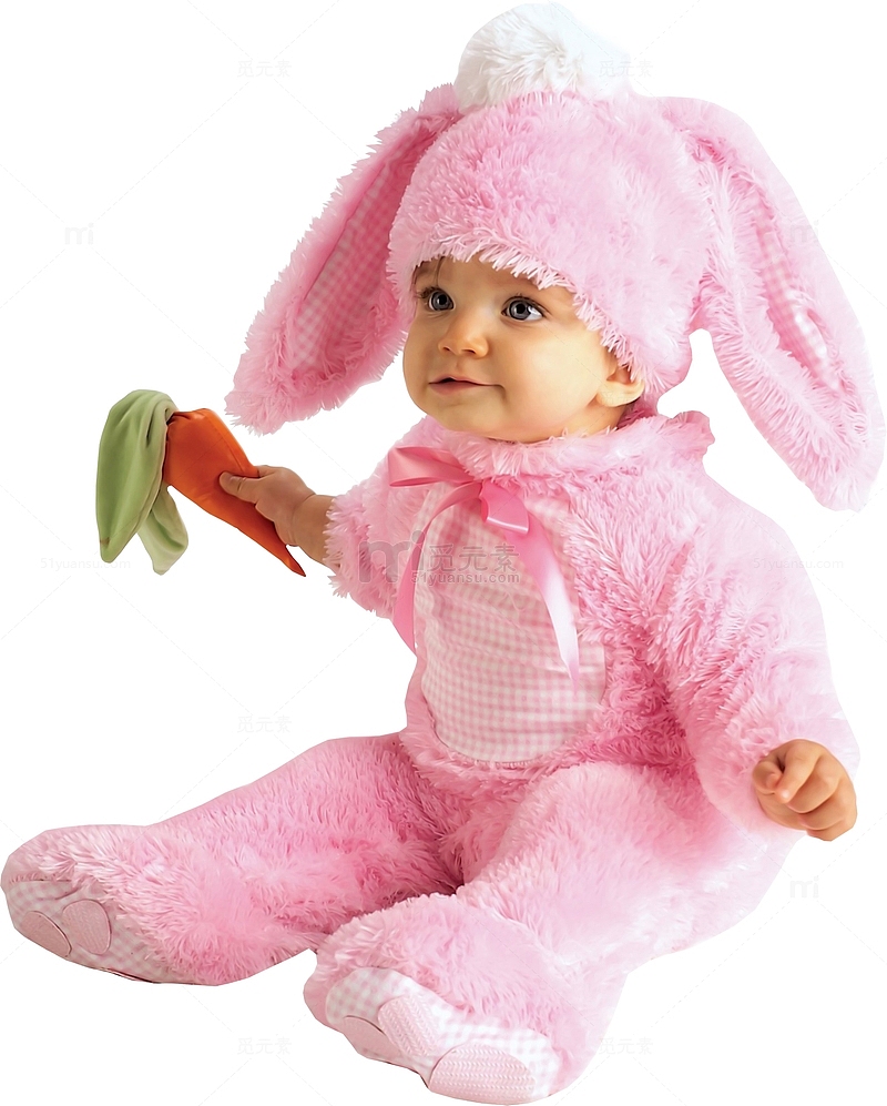 身穿粉色兔儿衣服手拿胡萝卜坐在地上的女童