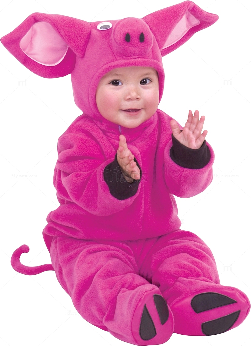 身穿紫色小猪服装坐在地上的婴儿