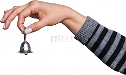 手拿铃铛