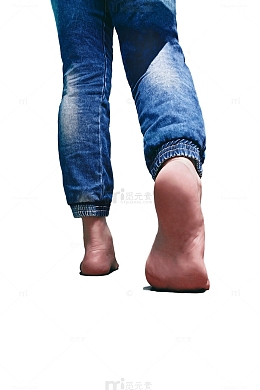 人物赤足行走腿部背影图片