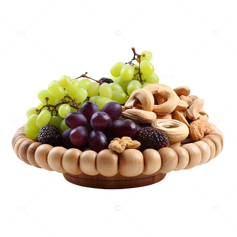 腰果和葡萄装在木盘中