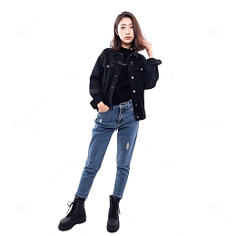 穿着牛仔衣牛仔裤牛仔服装的时尚女孩模特