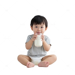 喝牛奶的小孩子婴儿