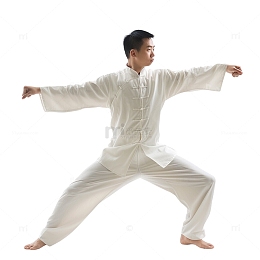 打太极拳的中年人