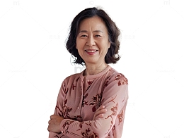 自信微笑的老太太