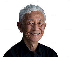 白发老人对着镜头微笑