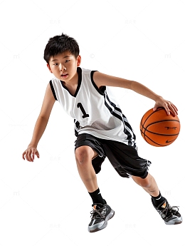 打篮球的小男孩