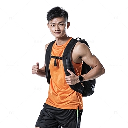 男性健身背背包半身像
