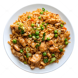 一盘美味的鸡肉炒饭