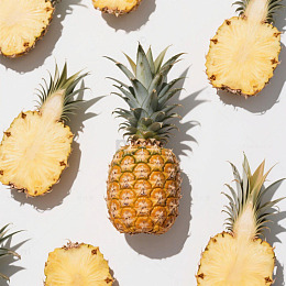 切开的菠萝水果