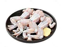 一盘新鲜的牛蛙火锅食材食品