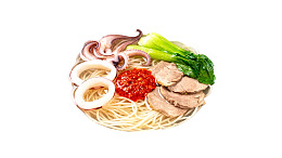 一碗包含鱿鱼、肉片和蔬菜的面条