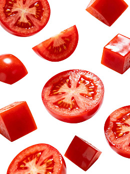 新鲜番茄切片与块在白色背景上