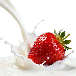 草莓落入牛奶溅起水花