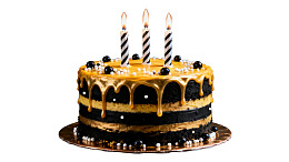 巧克力蛋糕配焦糖酱和三支蜡烛