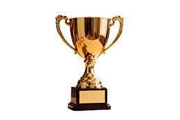 金色奖杯置于纯白背景之上