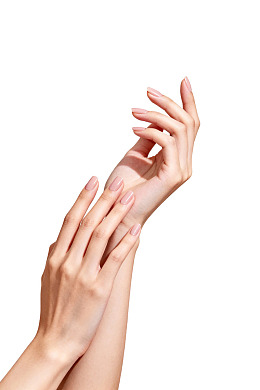 双手轻柔交叠展示美甲