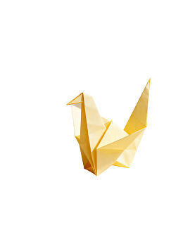 黄色折纸鹤静置于白底