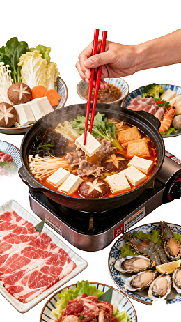 手握筷子享用热气腾腾的火锅