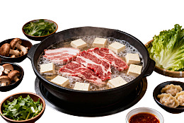 热气腾腾的火锅配多种食材