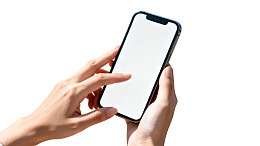 双手持手机轻触屏幕图片