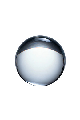 透明玻璃球悬浮于白色背景