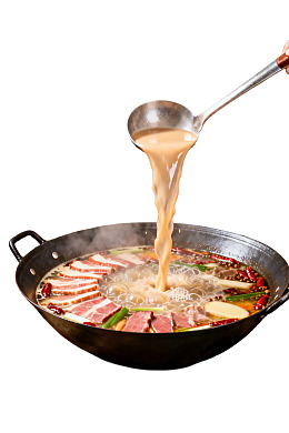 火锅锅中倒入汤底图片