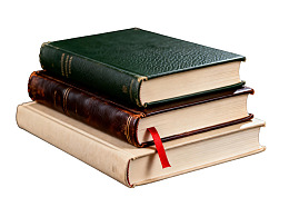 三本古旧书籍堆叠展示