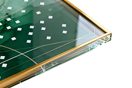 绿色玻璃装饰品细节特写