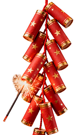 红色烟花燃放瞬间图片