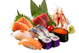 新鲜寿司拼盘包含三文鱼金枪鱼虾