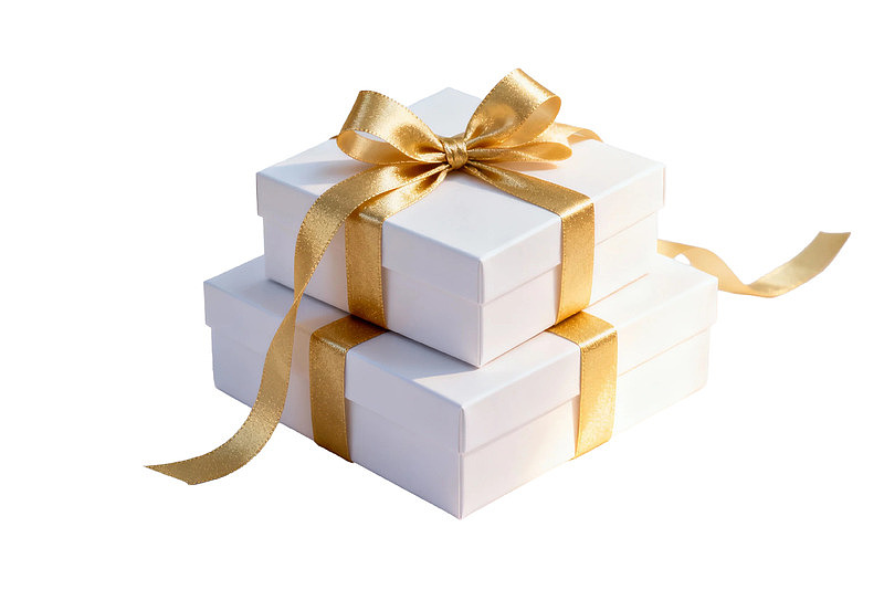 白色礼盒叠放金色丝带装饰