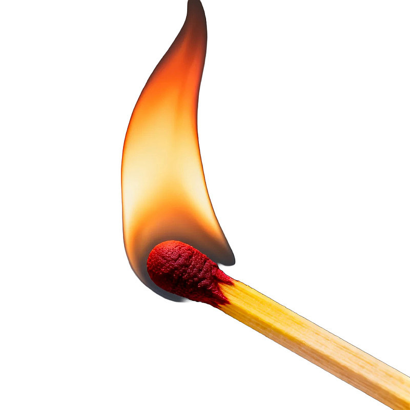 燃烧的火柴特写图片