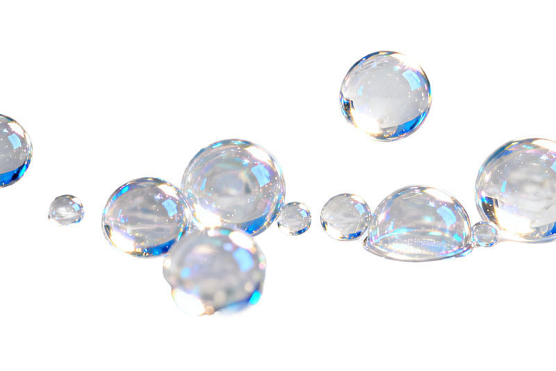 透明水晶球散落白色背景