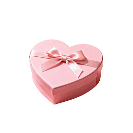 粉色心形礼盒配丝带蝴蝶结