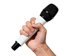 手握白色麦克风特写图片