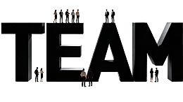 团队成员站在大写'TEAM'字母上