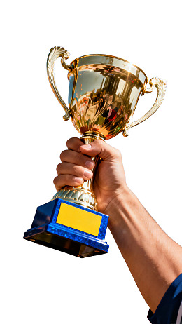 手握金色奖杯庆祝胜利