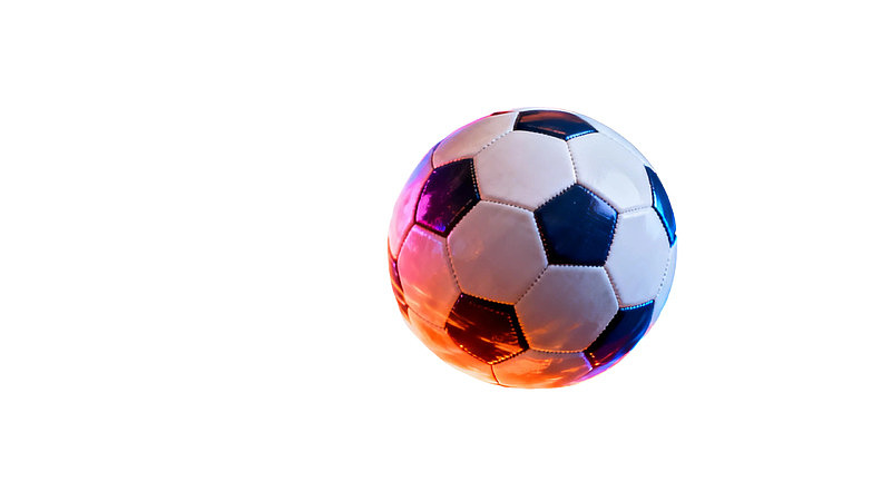 彩色光影下的足球特写