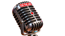 复古麦克风标有‘ON THE AIR’