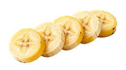 切片香蕉排列在白色背景上