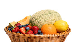 篮中盛满新鲜水果图片